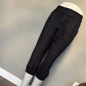 Lululemon size 10 capris